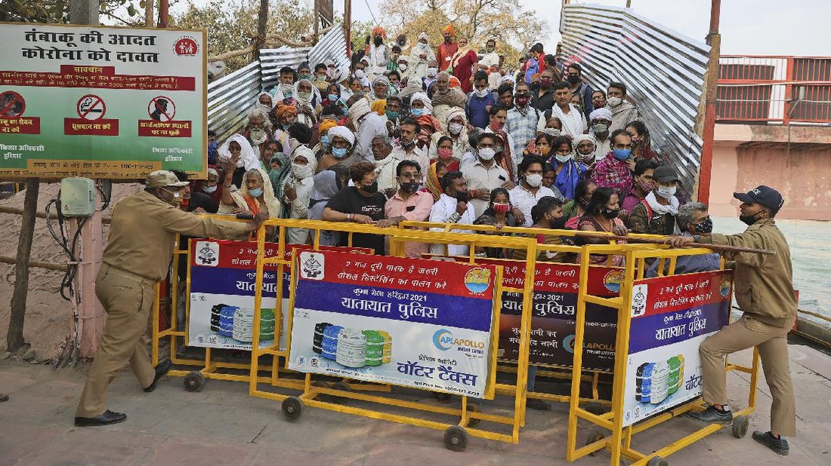 FOTO: Kumbh Mela, Ritus Mandi Penyumbang Seribu Kasus Corona