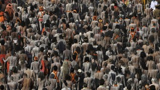 FOTO: Kumbh Mela, Ritus Mandi Penyumbang Seribu Kasus Corona