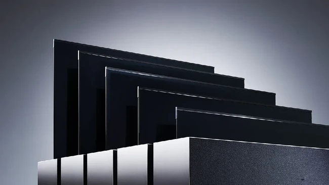 OLED dibangun di atas teknologi yang dipakai di jenis layar lainnya seperti LCD, Tapi tampilan OLED menghilangkannya sama sekali.
