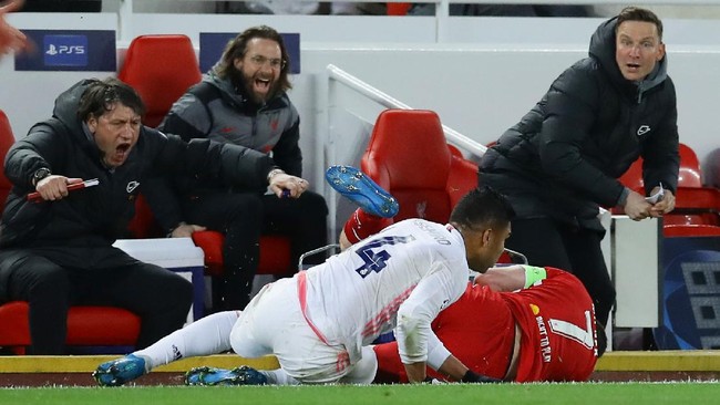 Pelatih Real Madrid Zinedine Zidane malah tertawa melihat aksi brutal Casemiro kepada James Milner saat melawan Liverpool.