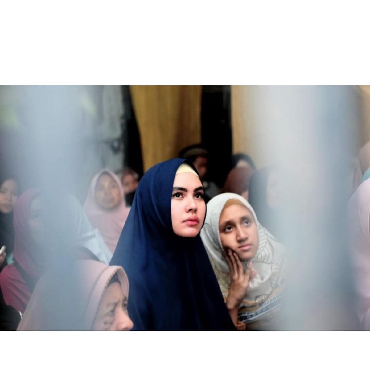 Putri sambung Kartika Putri&comma; Syarifah Syahra alias Ipeh pergi sekolah ke Yaman&period; Berikut ini adalah momen keakraban Kartika dengan putri sambungnya tersebut&excl;