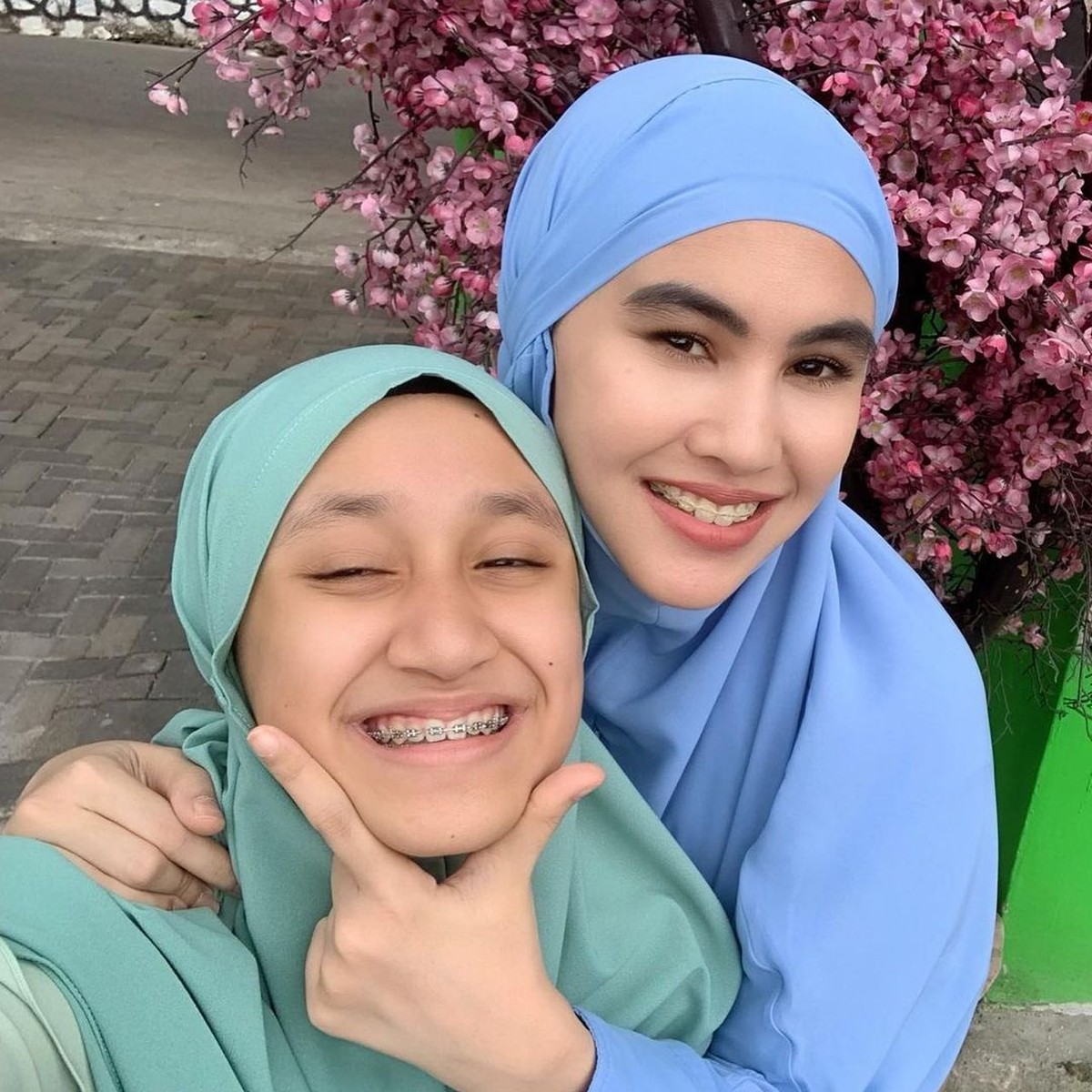 Putri sambung Kartika Putri&comma; Syarifah Syahra alias Ipeh pergi sekolah ke Yaman&period; Berikut ini adalah momen keakraban Kartika dengan putri sambungnya tersebut&excl;
