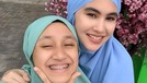 Putri sambung Kartika Putri&comma; Syarifah Syahra alias Ipeh pergi sekolah ke Yaman&period; Berikut ini adalah momen keakraban Kartika dengan putri sambungnya tersebut&excl;