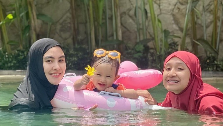 Momen Keakraban Kartika Putri dan Anak Sambungnya Putri sambung Kartika Putri, Syarifah Syahra alias Ipeh pergi sekolah ke Yaman. Berikut ini adalah momen keakraban Kartika dengan putri sambungnya tersebut!