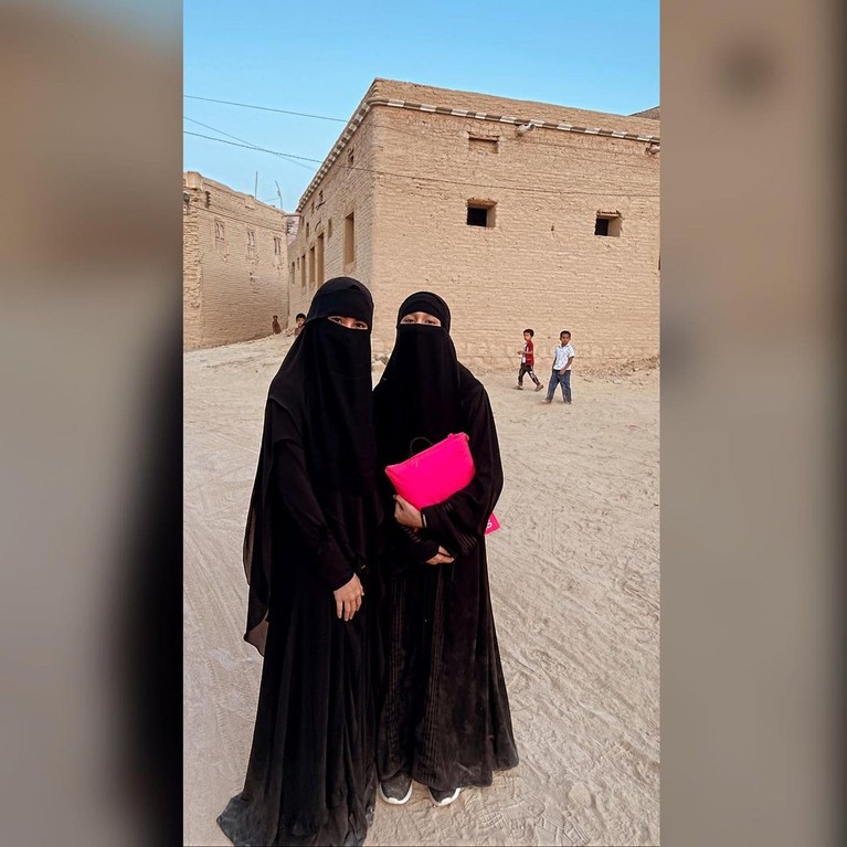Momen Keakraban Kartika Putri dan Anak Sambungnya Putri sambung Kartika Putri, Syarifah Syahra alias Ipeh pergi sekolah ke Yaman. Berikut ini adalah momen keakraban Kartika dengan putri sambungnya tersebut!