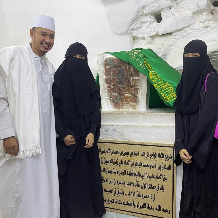 Momen Keakraban Kartika Putri dan Anak Sambungnya Putri sambung Kartika Putri, Syarifah Syahra alias Ipeh pergi sekolah ke Yaman. Berikut ini adalah momen keakraban Kartika dengan putri sambungnya tersebut!