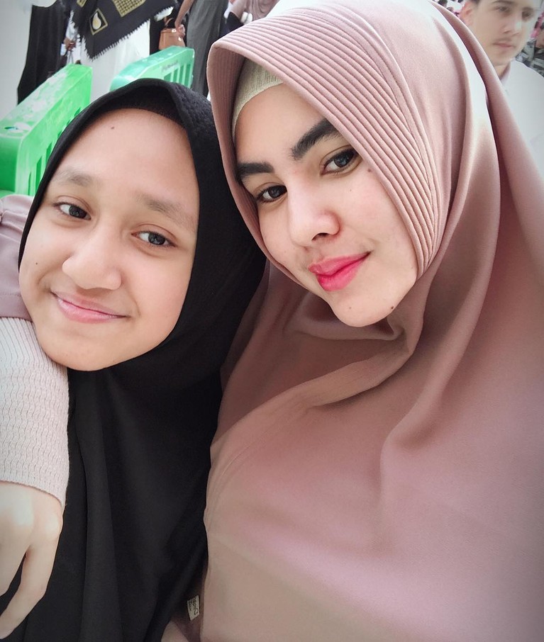 Momen Keakraban Kartika Putri dan Anak Sambungnya Putri sambung Kartika Putri, Syarifah Syahra alias Ipeh pergi sekolah ke Yaman. Berikut ini adalah momen keakraban Kartika dengan putri sambungnya tersebut!