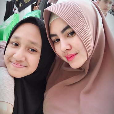 6 Momen Kedekatan Kartika Putri dan Putri Sambung