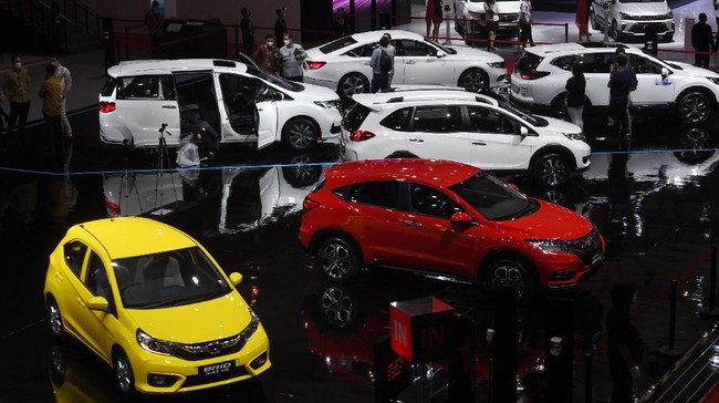 Mobil harga terjangkau dan ramah lingkungan (LCGC) saat ini terus terkerek naik. Bahkan buat merek tertentu, harga LCGC mendekati Rp200 juta.