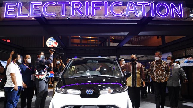 Perubahan dari mobil listrik ke hybrid dikatakan sebagai transisi radikal yang dapat berdampak negatif pada industri otomotif dalam negeri.