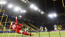 Aksi Kiper Dortmund Sengaja Gawangnya Dibobol Pemain Lawan