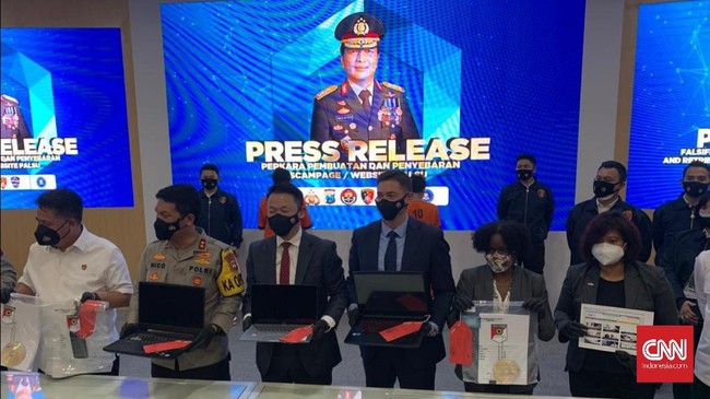 Dua orang ditangkap polisi di Pasar Turi, Surabaya karena membuat situs palsu yang merugikan pemerintah AS jutaan dolar.