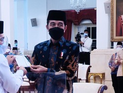 Momen Jokowi-Maruf Beserta Para Menteri Bayar Zakat