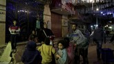 FOTO: Tabuh Gendang Hajjah Dalal Bangunkan Sahur Warga Seorang nenek di Mesir, Hajjah Dalal, menjalani tugas sebagai mesaharati, seorang relawan yang membangunkan umat Muslim untuk sahur menggunakan gendang.