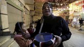 FOTO: Tabuh Gendang Hajjah Dalal Bangunkan Sahur Warga Seorang nenek di Mesir, Hajjah Dalal, menjalani tugas sebagai mesaharati, seorang relawan yang membangunkan umat Muslim untuk sahur menggunakan gendang.