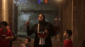 FOTO: Tabuh Gendang Hajjah Dalal Bangunkan Sahur Warga