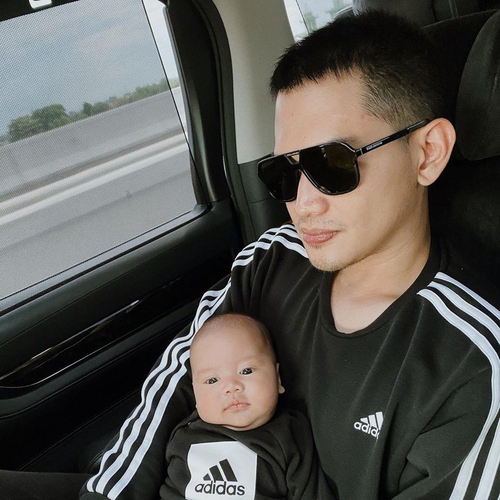 <p>Tak jarang, suami Citra Kirana ini mengenakan <em>couple look</em> dengan putranya. Kali ini, keduanya kompak pakai baju hitam putih. (Foto: Instagram @thereal_rezkyadhitya)</p>