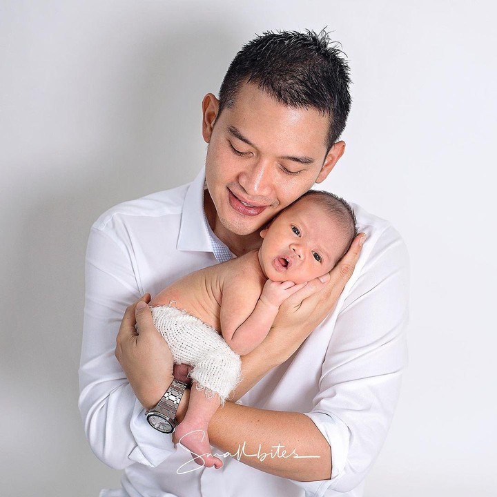 <p>Rezky Adhitya sedang menikmati peran barunya sebagai ayah nih, Bunda. Putra pertamanya, Keene Atharrazka Adhitya, kini berusia 7 bulan. (Foto: Instagram @thereal_rezkyadhitya)</p>