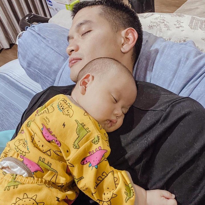 <p>Menjadi seorang ayah memang bukan perkara mudah. Rezky Adhitya saja sampai ikut tertidur saat momong anaknya. (Foto: Instagram @thereal_rezkyadhitya)</p>