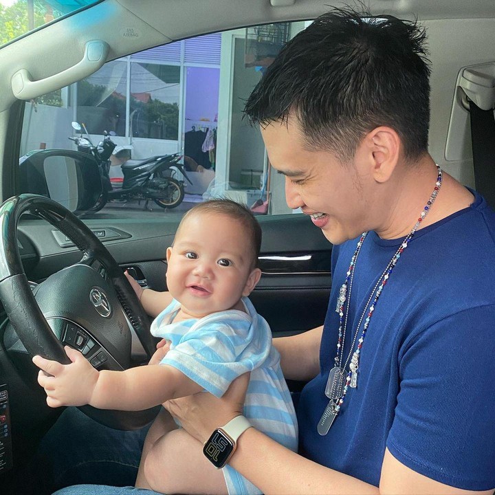 <p>Athar sudah besar nih, Bunda. Athar bahkan sudah mau belajar menyetir mobil bareng Ayah Rezky. <em>He he he...</em> (Foto: Instagram @thereal_rezkyadhitya)</p>
