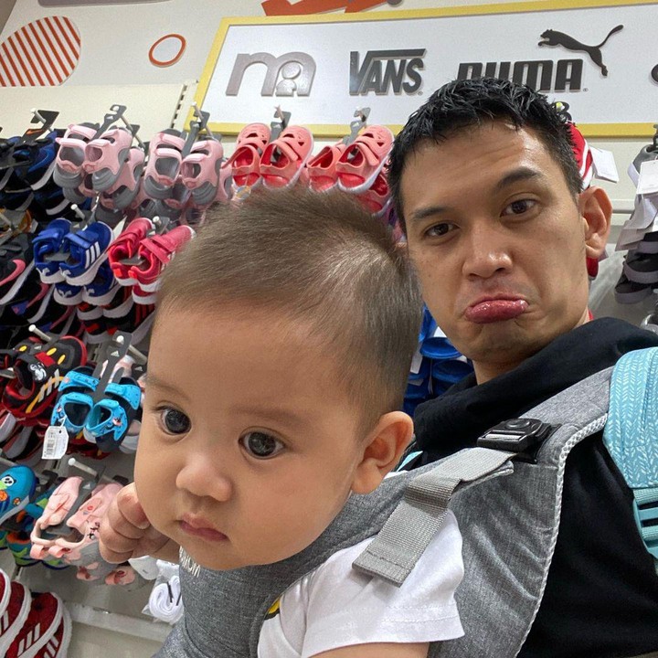 <p>Rezky sering banget menghabiskan waktu bersama <em>Baby</em> Athar. Belum lama ini, dia bahkan jalan berdua saja dengan sang buah hati. (Foto: Instagram @thereal_rezkyadhitya)</p>