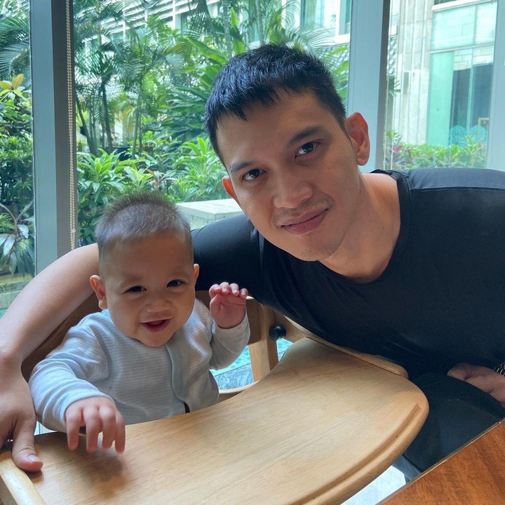 <p>Gimana nih, Bunda? Athar enggak kalah ganteng dari Ayah Rezky kan? (Foto: Instagram @thereal_rezkyadhitya)</p>