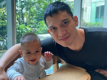7 Potret Rezky Adhitya dan Baby Athar, Ayah-Anak Sama Gantengnya