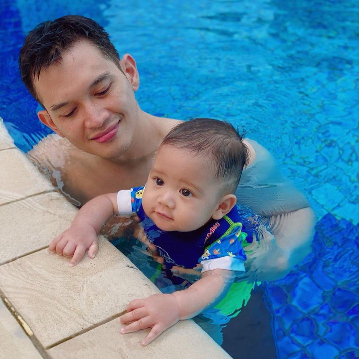 <p>Di waktu senggangnya, Rezky menemani anaknya berenang. Bikin gemas ya, Bun, Athar belajar berenang dengan sang ayah. (Foto: Instagram @keeneatharrazka)</p>