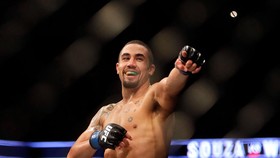Hasil UFC 298: Wajah Berdarah, Whittaker Menang Angka atas Costa
