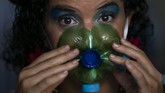 FOTO: Seniman Brasil Merana dalam Pengasingan Online Para seniman Brasil terpaksa mengadakan pertunjukan seni secara daring selama pandemi Covid-19.