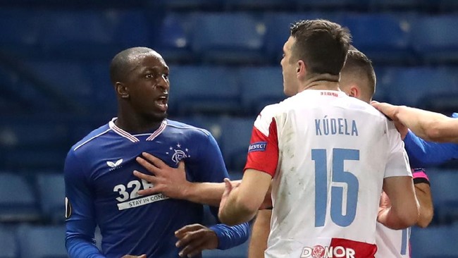Bek Slavia Praha Ondrej Kudela telah dilarang bermain selama sepuluh pertandingan oleh UEFA karena melakukan pelecehan rasisme terhadap Glen Kamara.