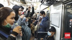 Berbuka di KRL, Deg-degan Buka Masker demi Batalkan Puasa
