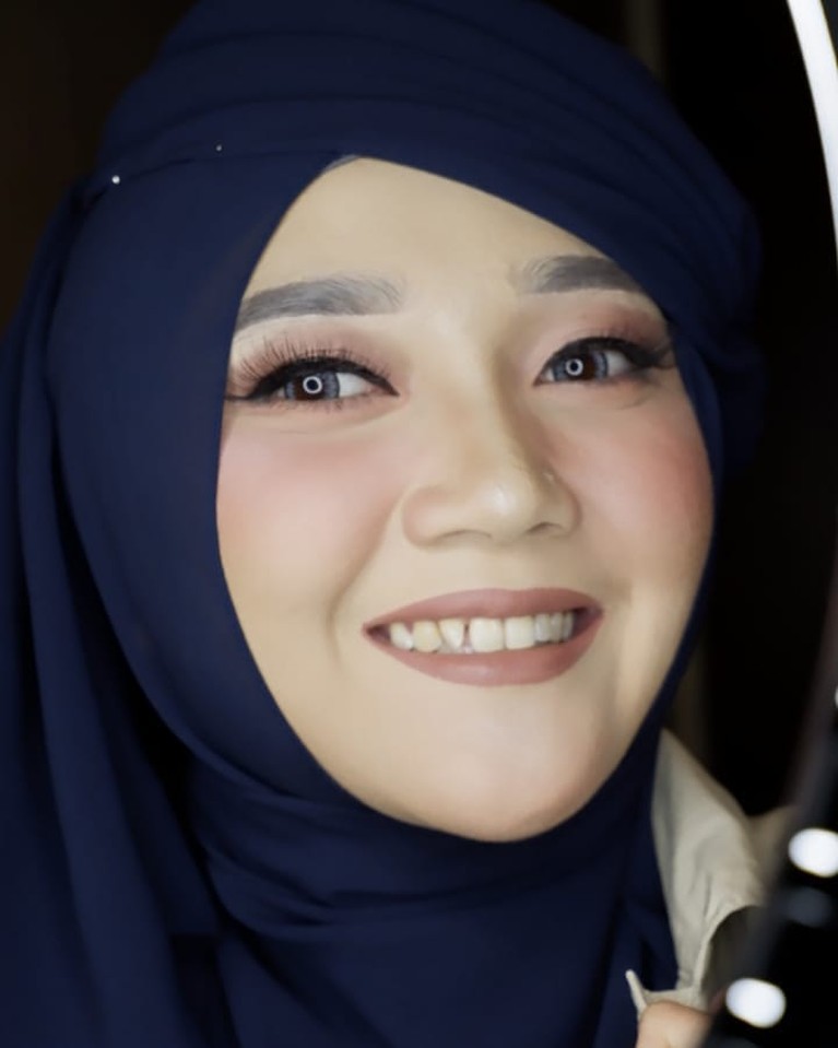 Sulis Tampil Makin Cantik Telah lama vakum kini Sulis kembali tenar. Yuk kita simak penampilan Sulis yang semakin cantik!
