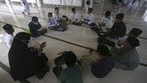 FOTO: Tekun Tadarus Al-Quran di Bulan Ramadan Bulan Ramadan menjadi momen untuk memperbanyak amalan, termasuk ketekunan menjalani tadarus Al-Qur'an.
