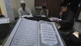 FOTO: Tekun Tadarus Al-Quran di Bulan Ramadan Bulan Ramadan menjadi momen untuk memperbanyak amalan, termasuk ketekunan menjalani tadarus Al-Qur'an.