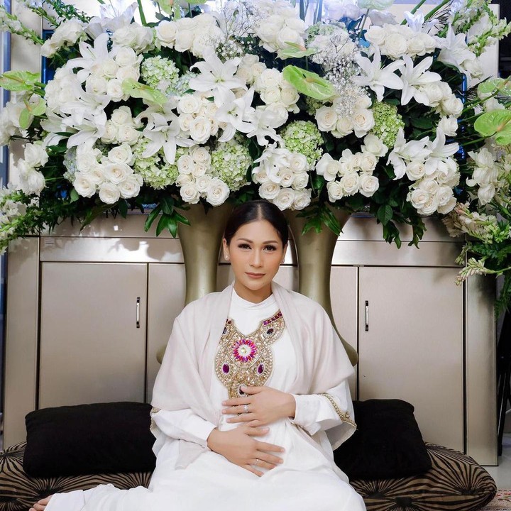 <p>Usia kehamilan Tata Janeeta kini sudah memasuki enam bulan, Bunda. Ia telah melakukan tasyakuran kehamilan di bulan Februari lalu. (Foto: Instagram @tatajaneetaofficial).</p>