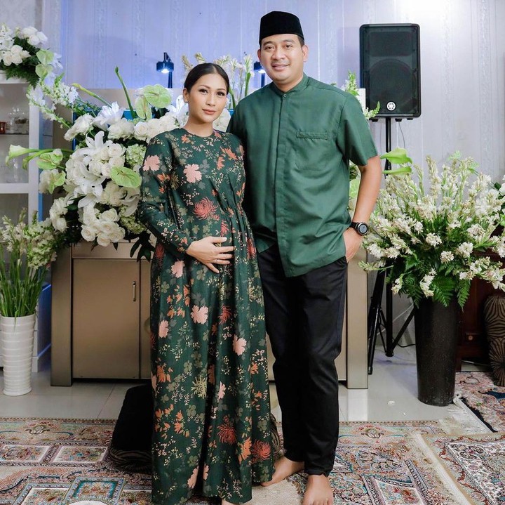 <p>Tata Janeeta kini tengah berbadan dua, Bunda. Ia hamil buah cintanya dengan sang suami, Raden Brotoseno. Kabar kehamilan itu sudah diumumkan sejak akhir November 2020 (Foto: Instagram @tatajaneetaofficial).</p>
