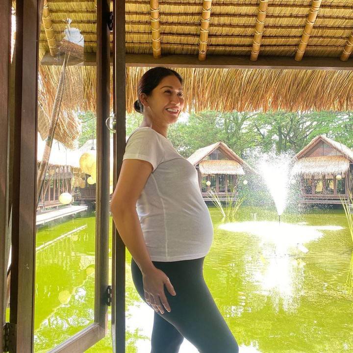 <p>Pesona Tata Janeeta kian terpancar dengan aura <em>mother glow</em> di usia kehamilan yang semakin membesar. Meski cuma pakai kaus, Tata Janeeta tetap terlihat memesona nih. (Foto: Instagram @tatajaneetaofficial).</p>