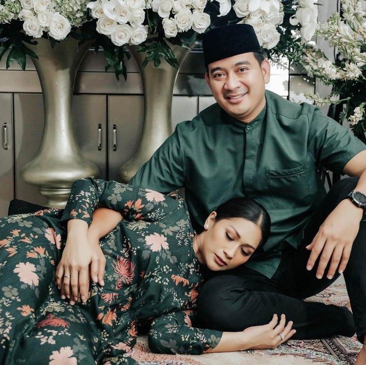 <p>Pasangan yang menikah pada 9 Oktober 2020 itu terlihat semakin romantis. Tata Janeeta kerap mengabadikan sesi foto kehamilan bersama suaminya. (Foto: Instagram @tatajaneetaofficial).</p>