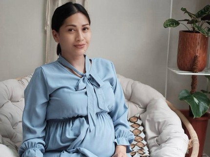 7 Potret Tata Janeeta Hamil Besar, Memesona dengan Baby Bump