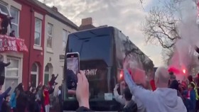 VIDEO: Pendukung Liverpool Lempar Kaca Bus Tim Real Madrid