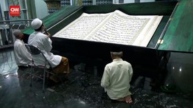 VIDEO: Tradisi Tadarusan Dengan Al Quran Raksasa