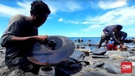 Bocah-bocah Pendulang Emas di Pantai Pohon Batu Maluku
