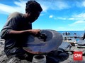 Bocah-bocah Pendulang Emas di Pantai Pohon Batu Maluku