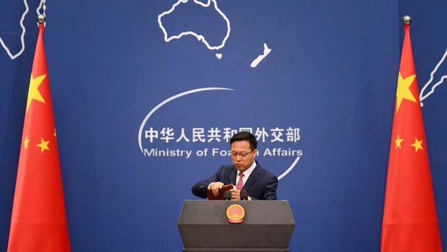 China Tantang Wakil PM Jepang Minum Limbah Nuklir Fukushima Juru bicara Kemlu China, Zhao Lijian, menantang Wakil Perdana Menteri Jepang, Taro Aso, untuk meminum limbah tercemar radiasi dari situs nuklir Fukushima.