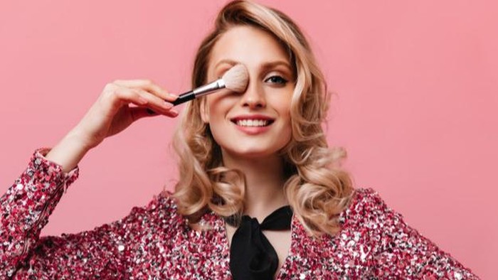 4 Cara Mengubah Matte Foundation Jadi Dewy, Mudah Banget!