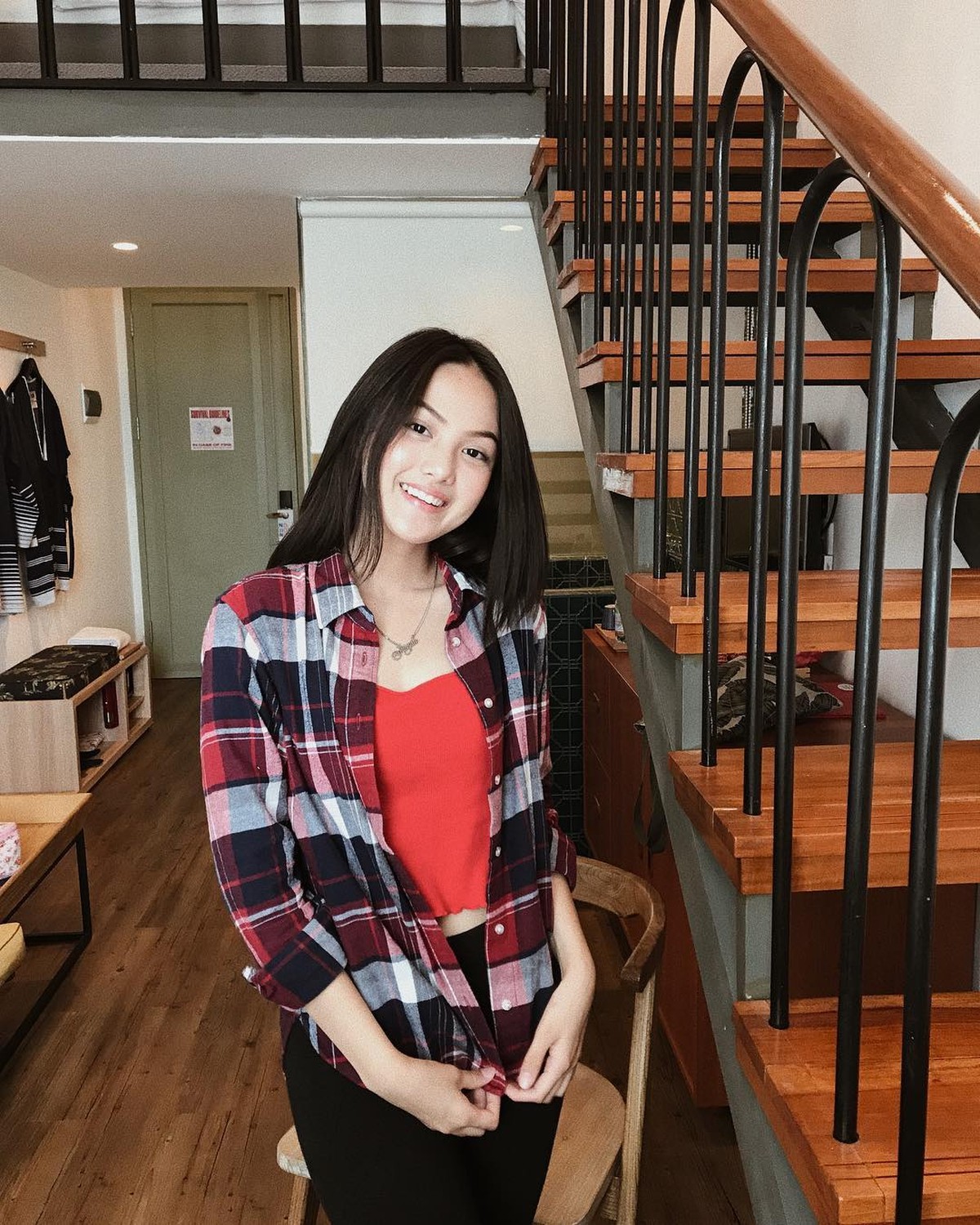 Dikabarkan tengah dekat dengan Jeff Smith yang sedang terseret narkoba&comma; Aisyah Aqilah diburu oleh netizen&period; Yuk kita intip potret Aisyah Aqilah&excl;