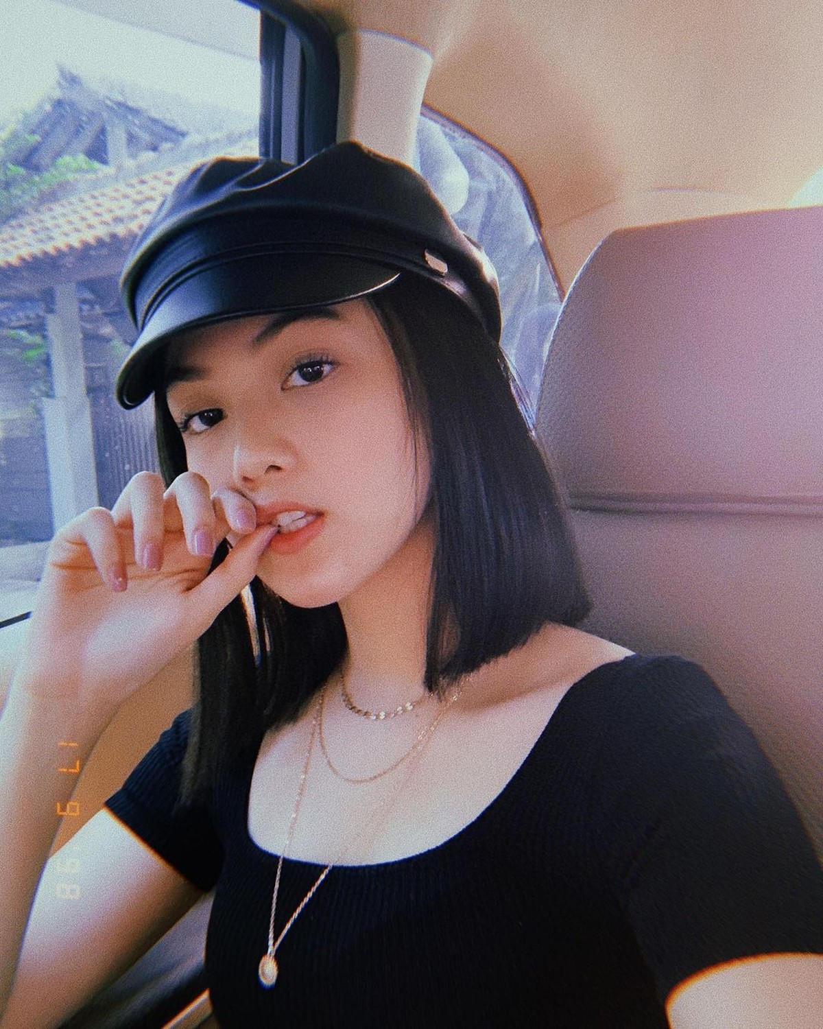 Dikabarkan tengah dekat dengan Jeff Smith yang sedang terseret narkoba&comma; Aisyah Aqilah diburu oleh netizen&period; Yuk kita intip potret Aisyah Aqilah&excl;