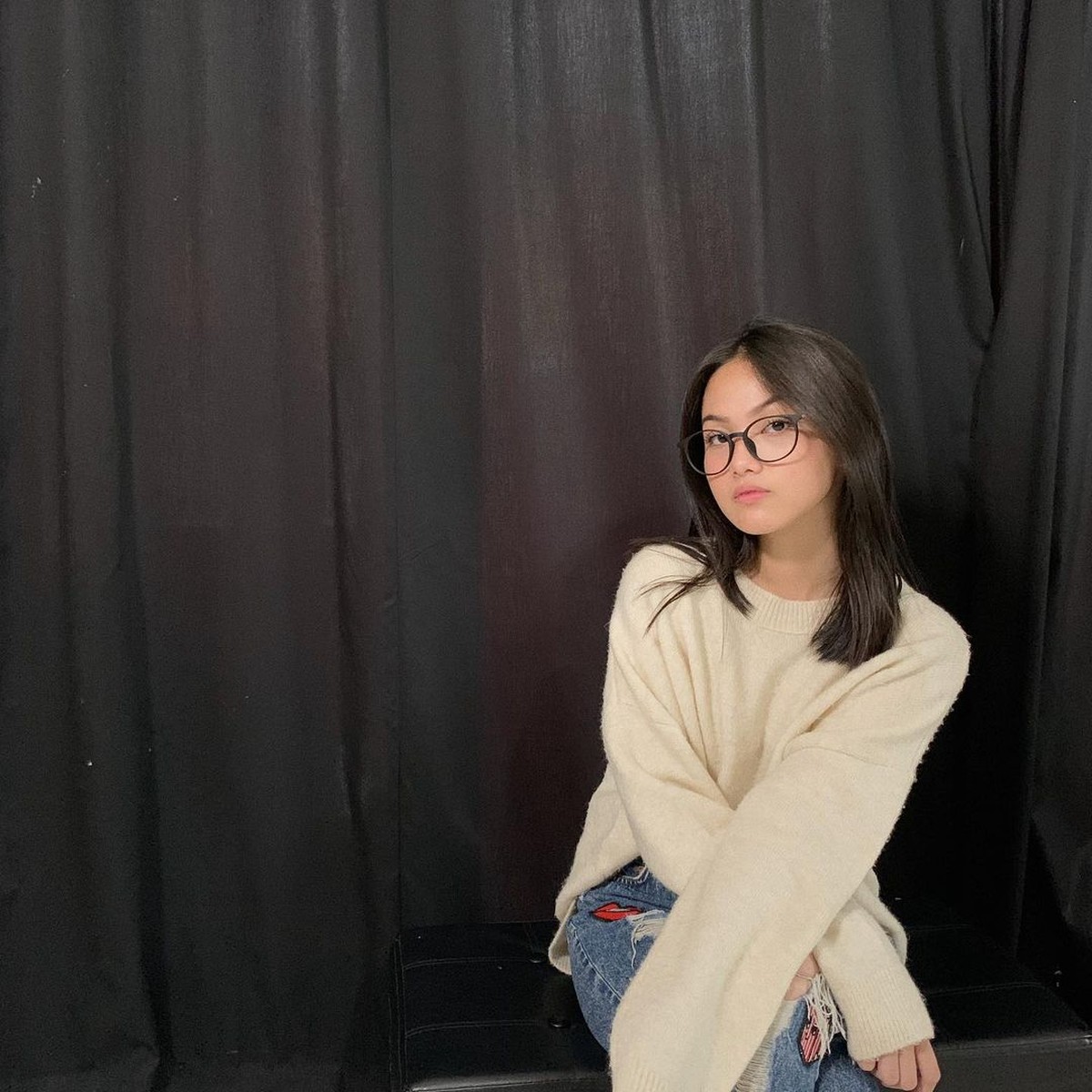 Dikabarkan tengah dekat dengan Jeff Smith yang sedang terseret narkoba&comma; Aisyah Aqilah diburu oleh netizen&period; Yuk kita intip potret Aisyah Aqilah&excl;