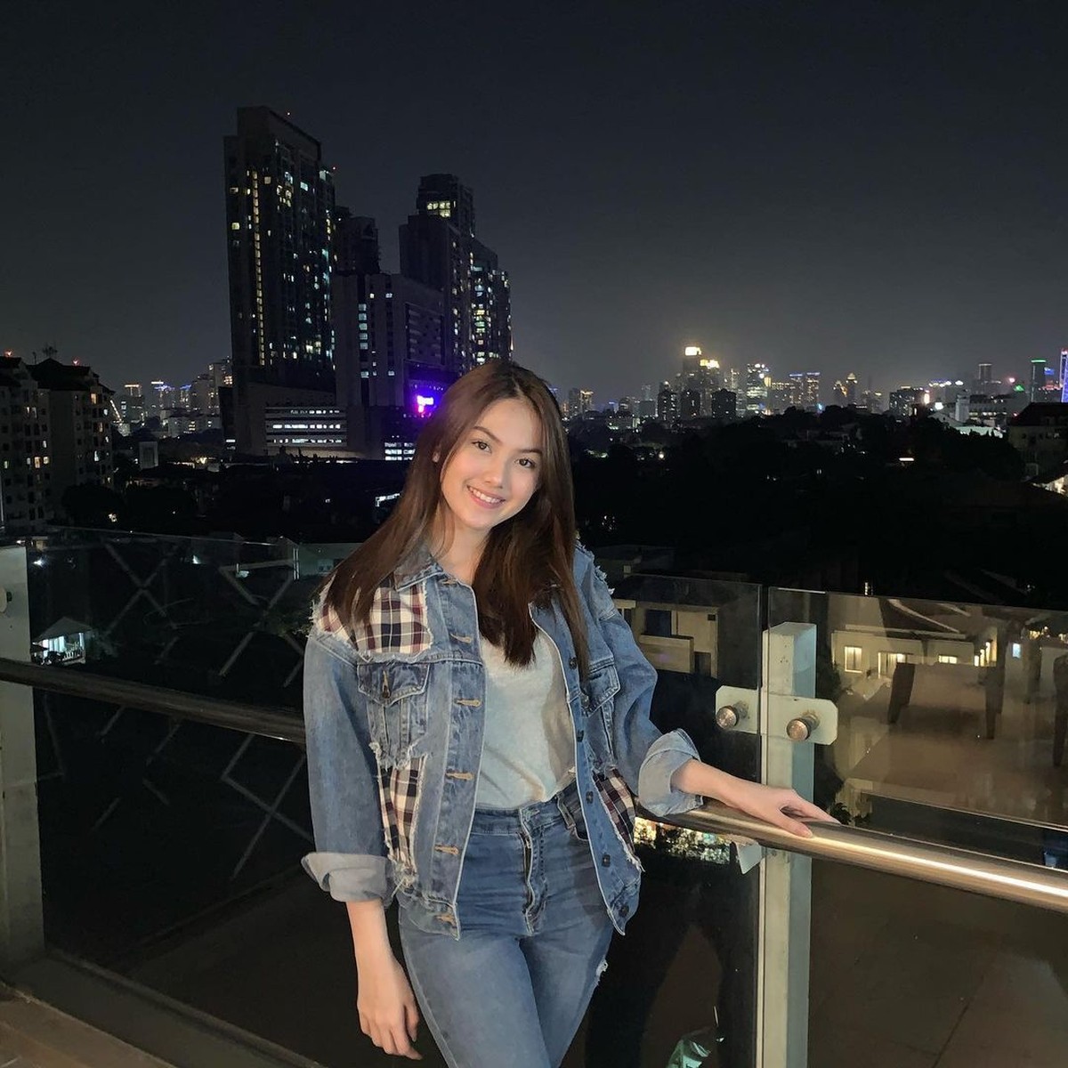 Dikabarkan tengah dekat dengan Jeff Smith yang sedang terseret narkoba&comma; Aisyah Aqilah diburu oleh netizen&period; Yuk kita intip potret Aisyah Aqilah&excl;